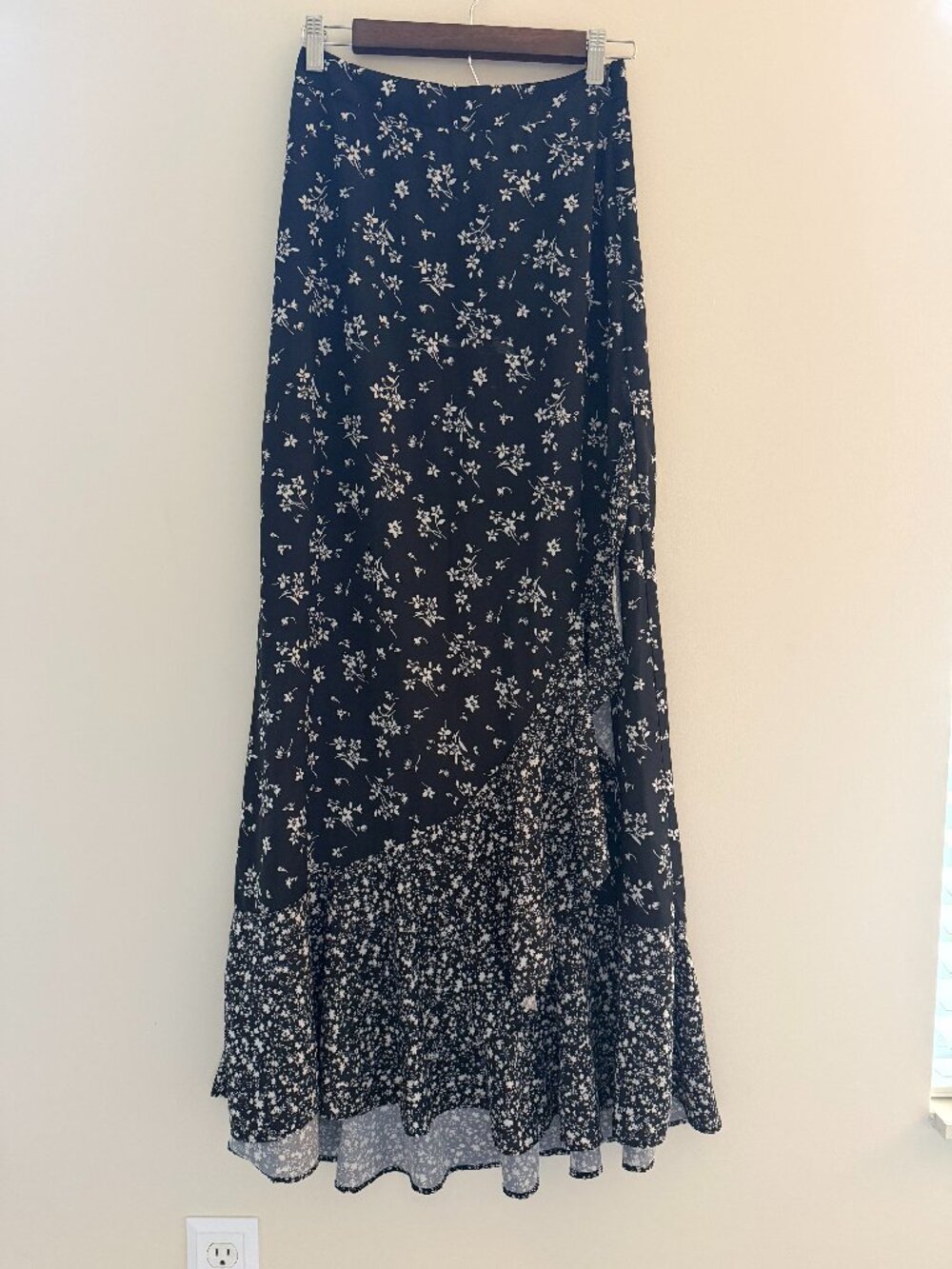 AQUA Romantic Floral Ruffle Maxi Skirt Black XS